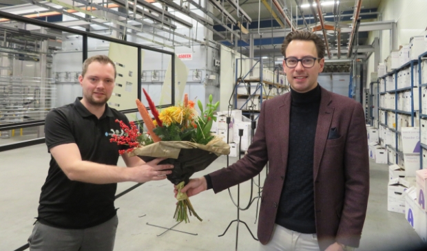 <p>Een bloemetje voor Doornenbal Poedercoatings, uitgereikt door wethouder Dylan Lochtenberg.</p>