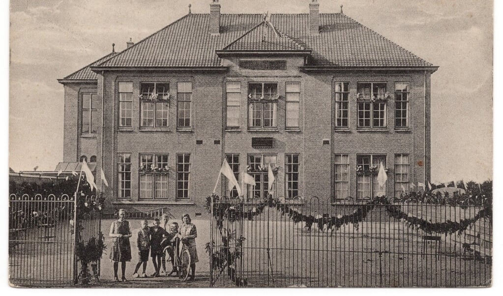 De Carolusschool 100 jaar geleden