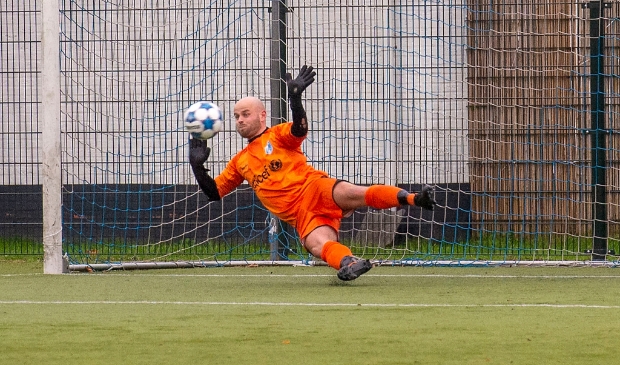 <p>FC Driebergen doelman Michel van Bruggen stopt met een geweldige redding de door hemzelf veroorzaakte strafschop</p>