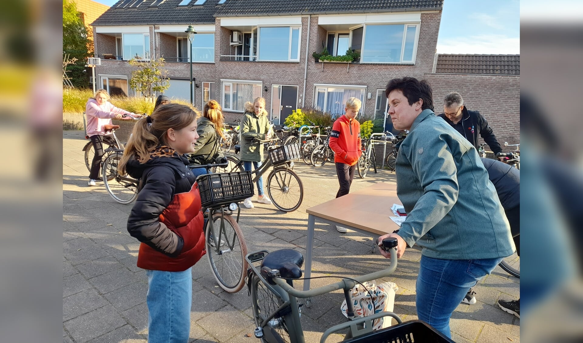 Bij de Dorpsbeuk werd de fietsenkeuring uitgevoerd door ouders en een medewerker van Joop van Voorthuizen fietsen. 