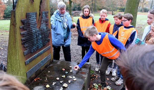 Herdenkingsstenen neerleggen op het Joods Monument