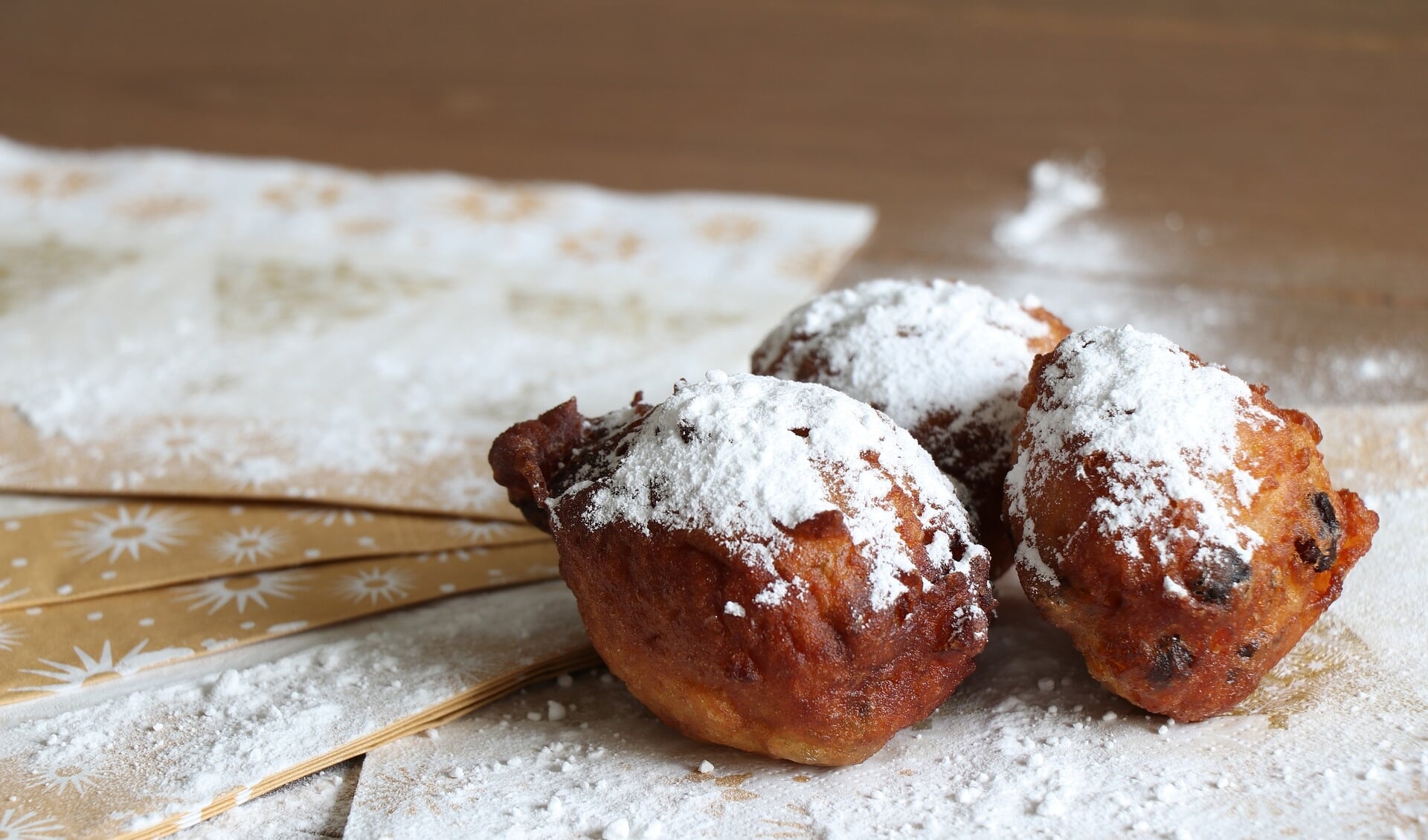 Oliebollen met poedersuiker