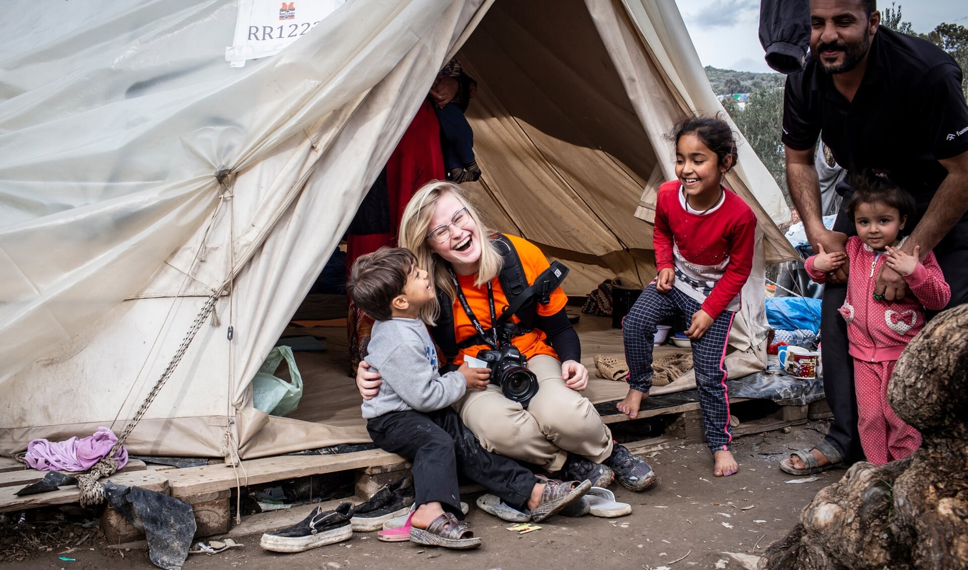 Marijn Fidder met een Syrisch gezin dat zij ontmoette in januari 2020 in het vluchtelingenkamp in Moria.