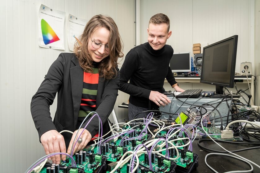 R&D-medewerkers Kolinda Mastenbroek en Dinant Hardeman werken aan de nieuwste innovatie op het gebied van breukdetectie bij eieren.