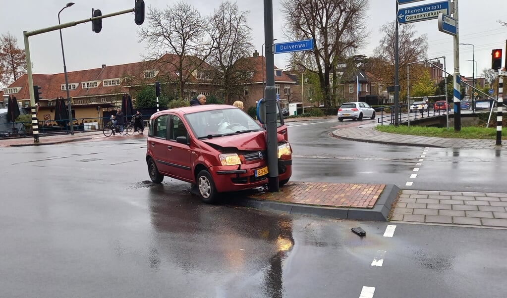 De Fiat werd tegen de lantaarnpaal 'geparkeerd'. Er raakte niemand gewond. De bestuurster werd vele malen hulp aangeboden maar hulpdiensten waren al onderweg.