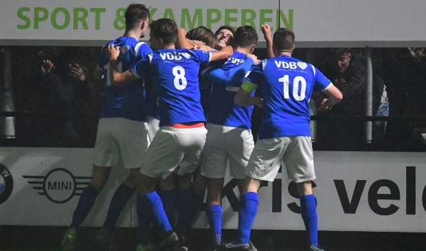 <p>Feest rond Daniël Bezembinder na de 2-1 voor Veensche Boys</p>