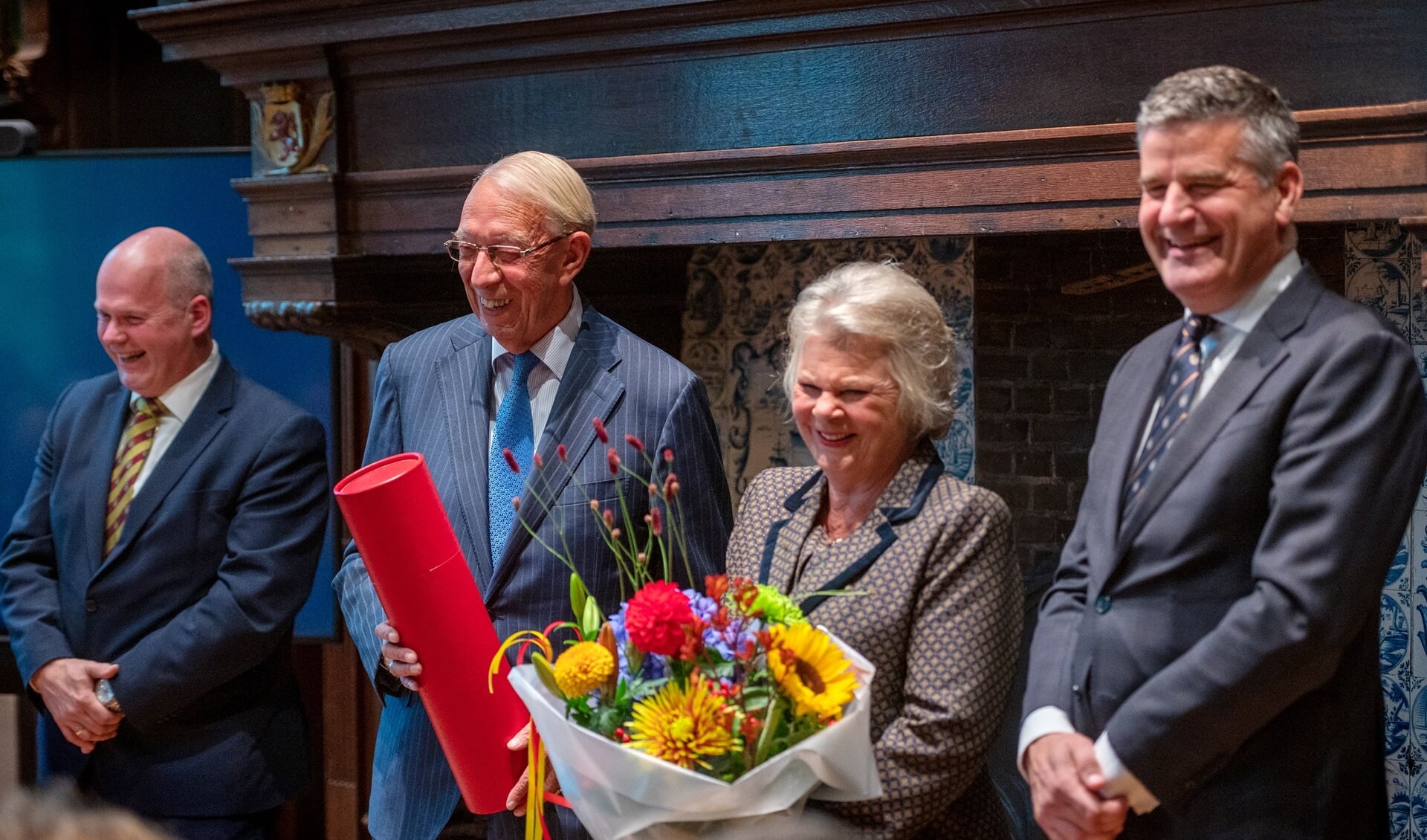 Victoria de Heus-Zomer en Henk de Heus (tweede van links) namen de prijs van Nyenrode in ontvangst.