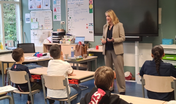 Burgemeester Melissant staat voor groep 7/8 van CBS Samen Onderweg