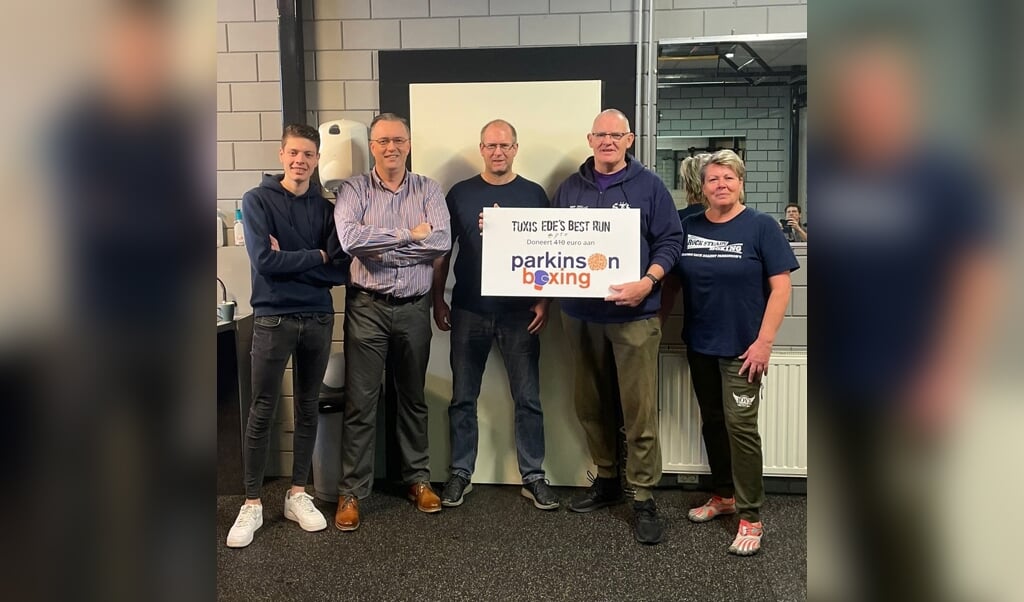 Tuxis Ede's Best Run doneert 750 euro aan ParkinsonBoXing. 

Van links naar rechts: Ronald Otto (tuxis) met zijn zoon, Gertjan van Holland (bestuur Tuxis Ede's Best Run), Hans en Dini Louwerse (ParkinsonBoxing)). 
