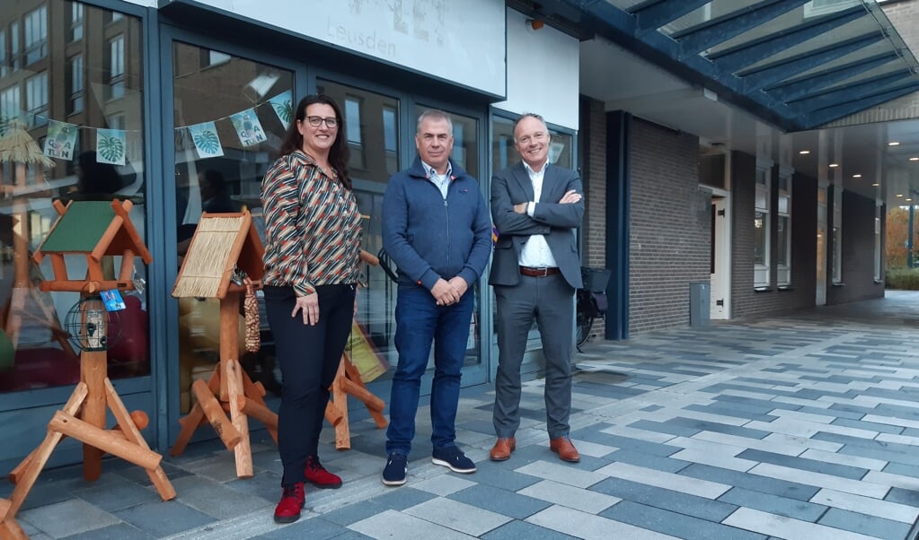 Pauline van den Brink (Downtown Leusden), Peter van Breugel (STIL)en wethouder Patrick Kiel bij het pand dat de komende tijd geschikt gemaakt wordt als toerismewinkel voor Leusden.