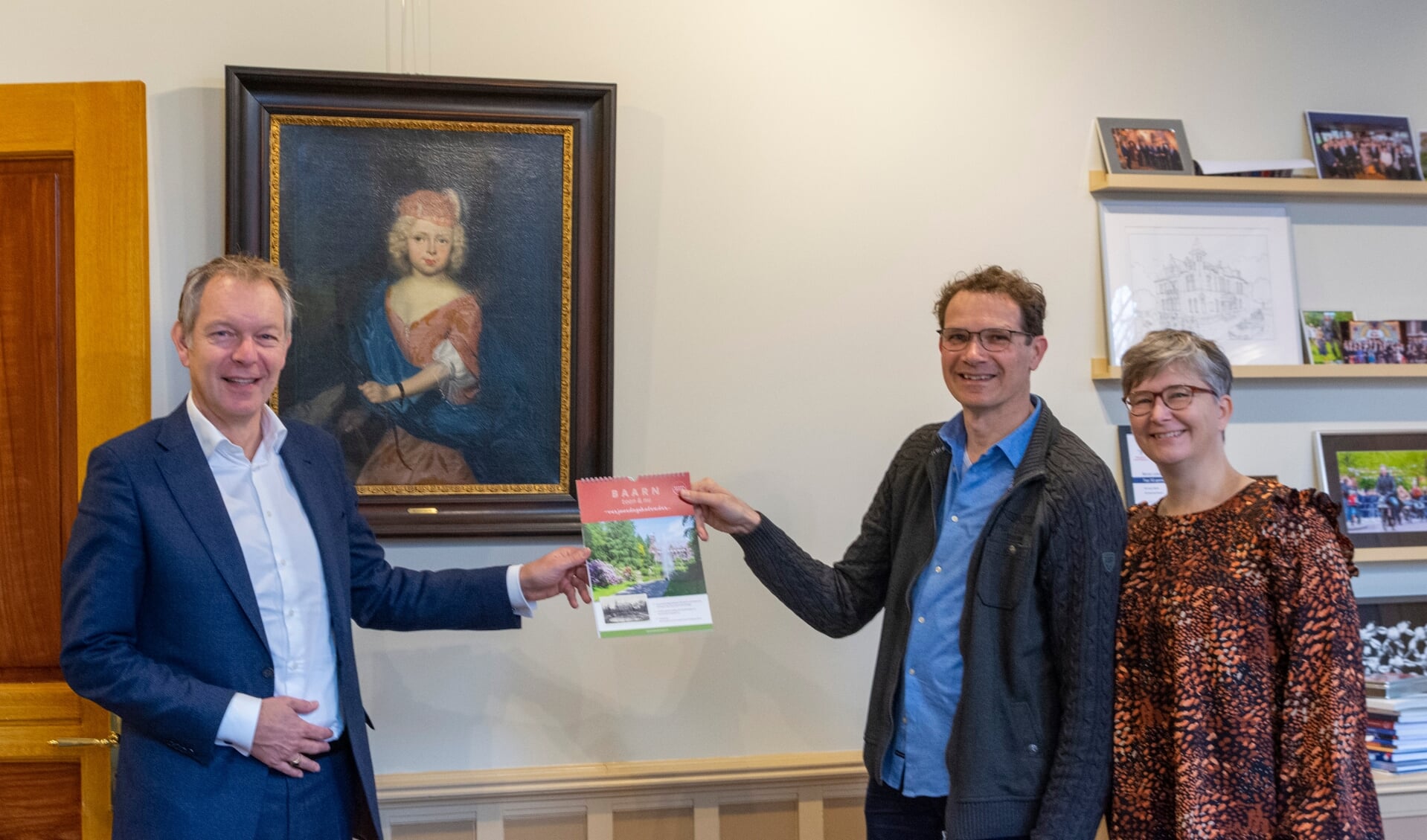 Burgemeester Röell ontvangt de kalender van Johan Bosgra en Liesbeth van Nieuwkasteel