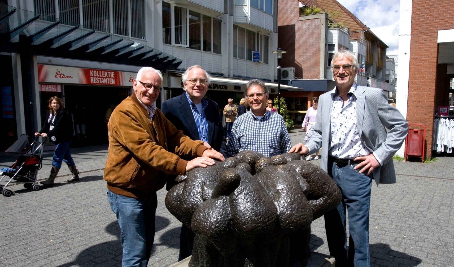 Joop van Kersbergen (links) met de eerste bestuursleden van de Hamershof: Joris Kniep, Pim Berghuizen en Henk Hendriks