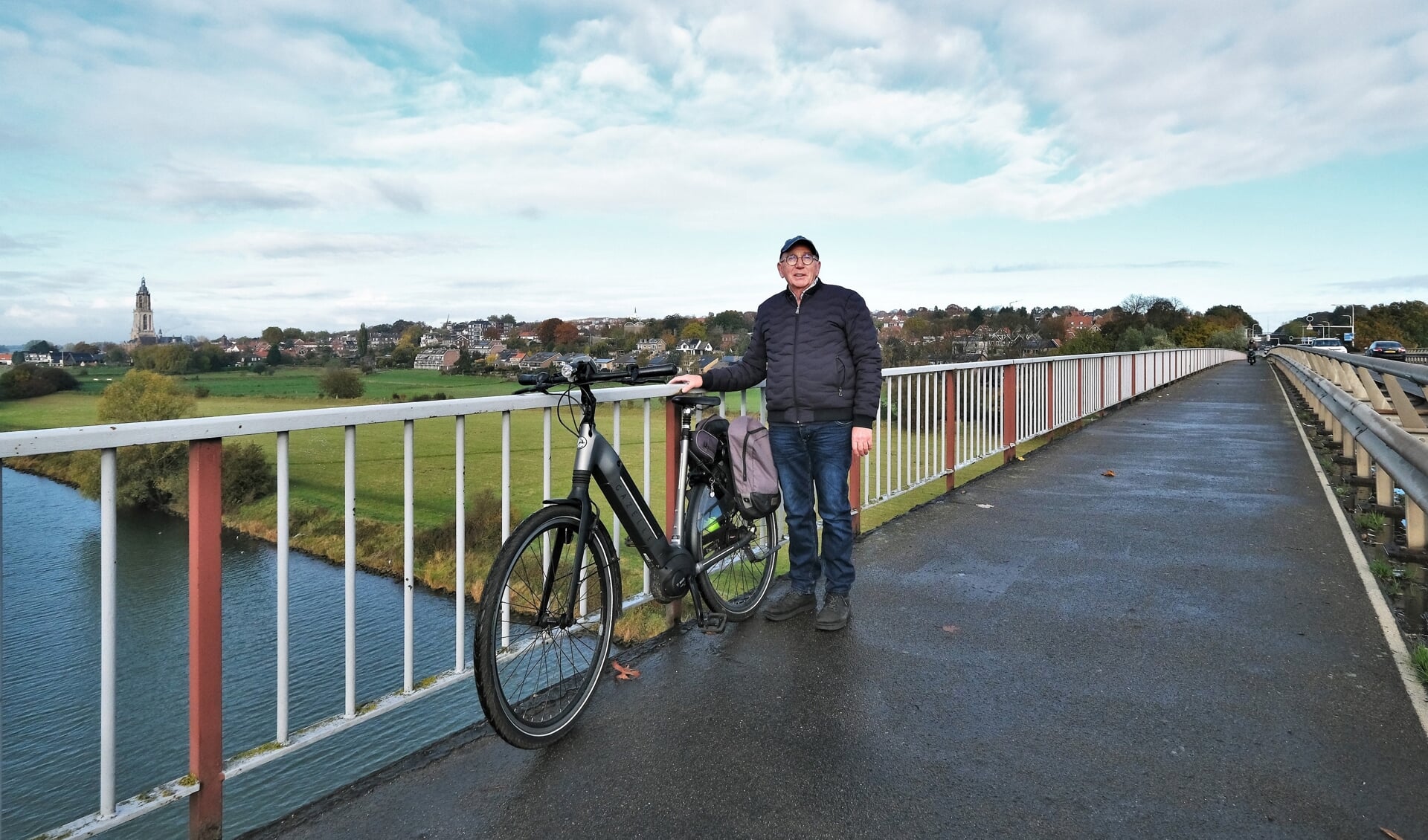 Eep van Dijk met zijn fiets op de Rijnbrug.
