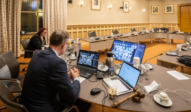 <p>Door de strengere coronaregels vergaderde de Baarnse raad weer geheel digitaal. Alleen burgemeester Mark Röell en griffier Cindy Heusingveld zaten in de raadszaal. </p>