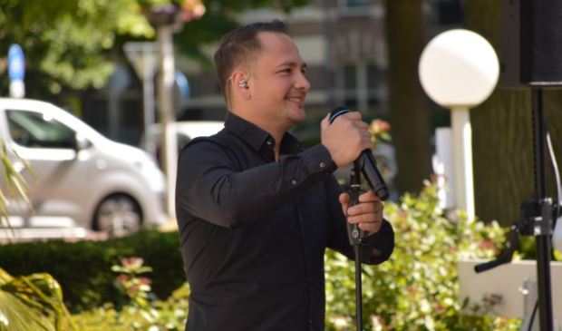 Zanger Jeremi van den Berg bij een optreden