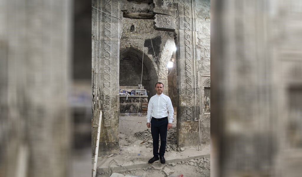 Priester Behnam Benoka in verwoeste kerk Irak.