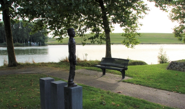 Het bankje bij het monument van de Merwedegijzelaars
