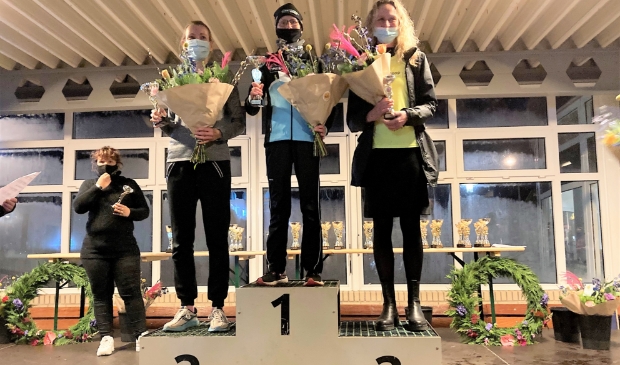 De Wageningse Pallas'67-atlete Mireille Baart wordt als winnares van de Berenloop-marathon op Terschelling gehulsigd.