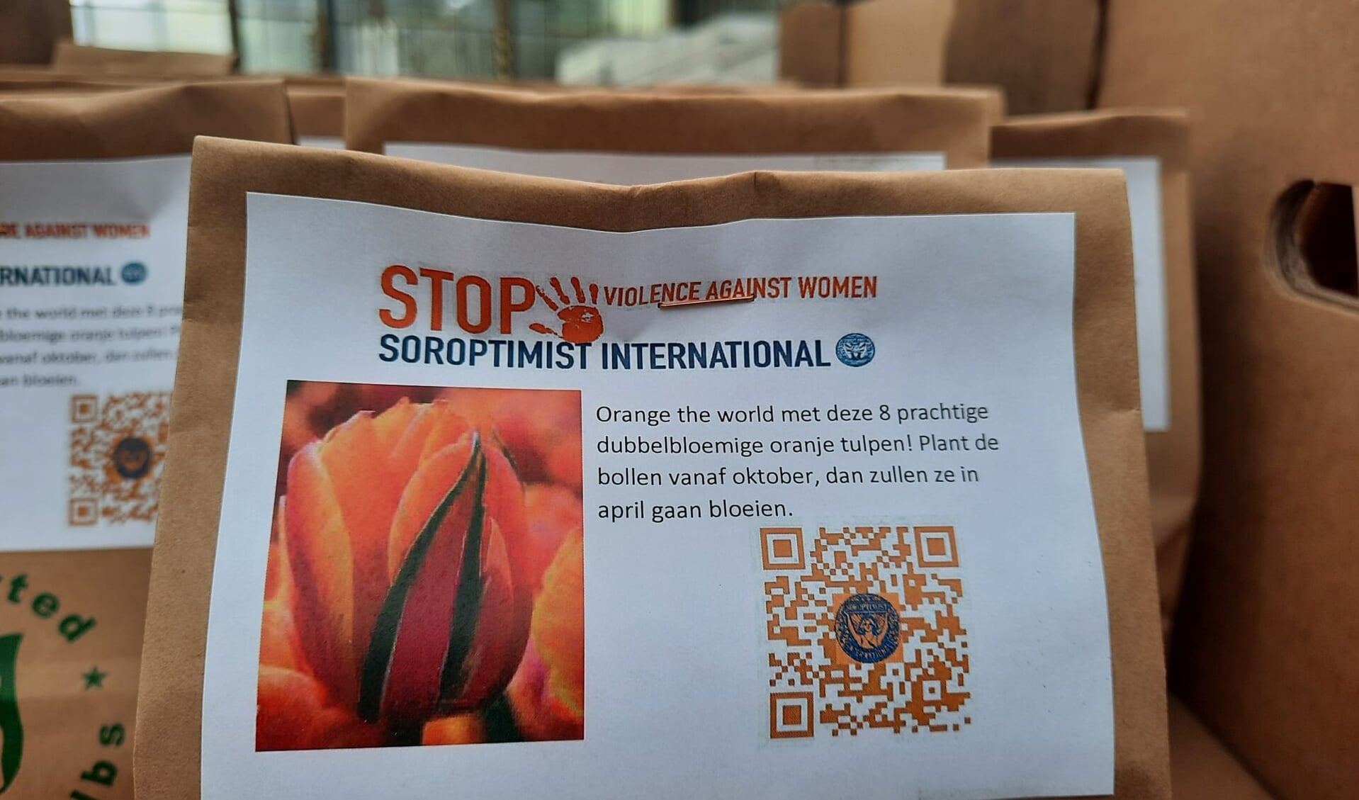 In Amstelveen vraagt Soroptimist Amsterdam-Zuid/Amstelveen aandacht voor de actie door de verkoop van oranje tulpenbollen.