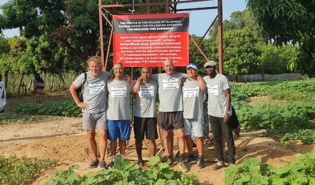 <p>Van links naar rechts: Maarten Bax, Ben Kada, Dedy Sam, Laurens van der Drift, Waldemar Soltysik en lokale hulp Omar Kanteh.</p>