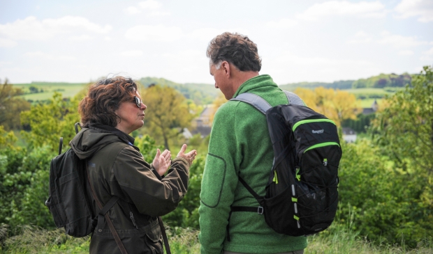 Wim Huijser op wandelgesprek met een boswachter van Natuurmonumenten