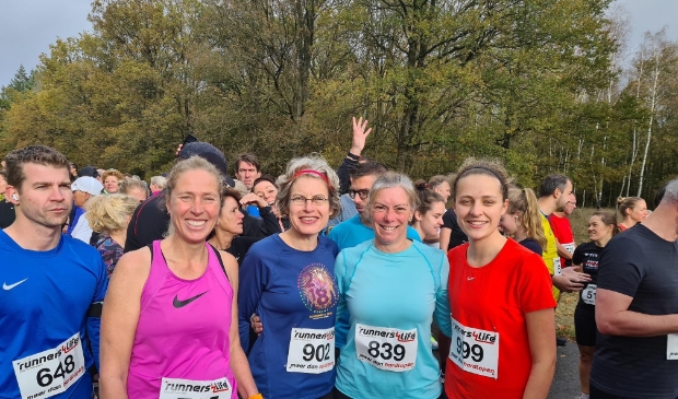 Klaar voor de start van rechts naar links Emma Peereboom, Sandra Numan, Pauline Ubels en Lisette Lieverse