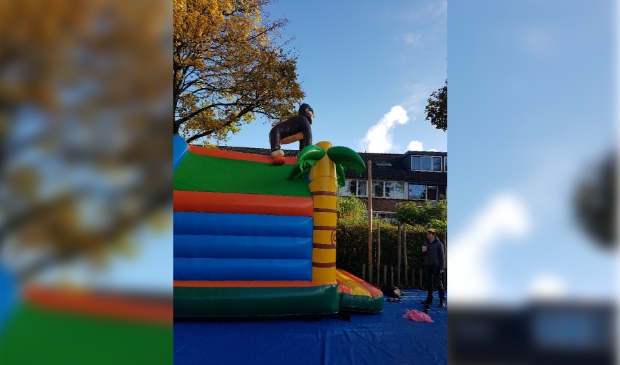 Het springkussen op het plein.
