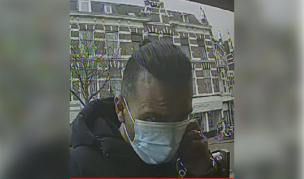 <p>,,Wie is deze pinner?'', wil de politie weten.</p>