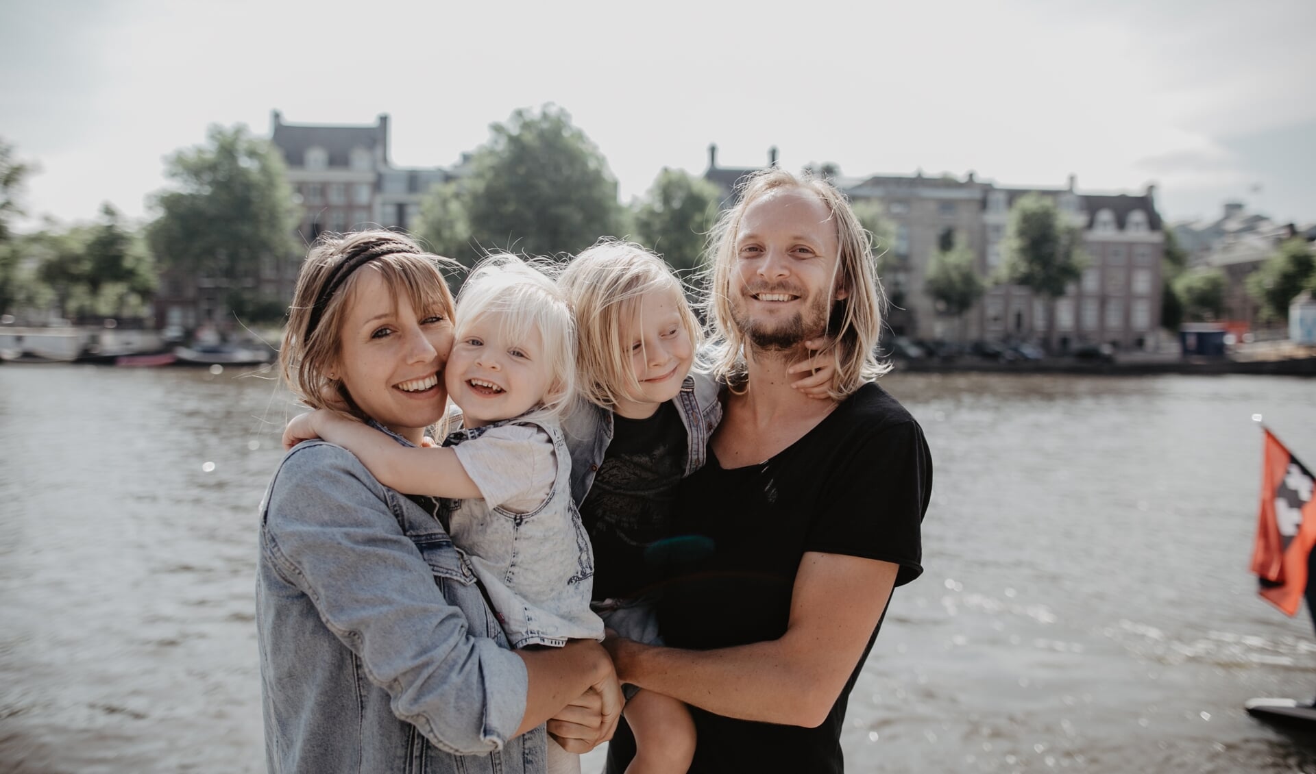 Jolke en Ellies Bomhof met hun kinderen Charlie en Lucy.