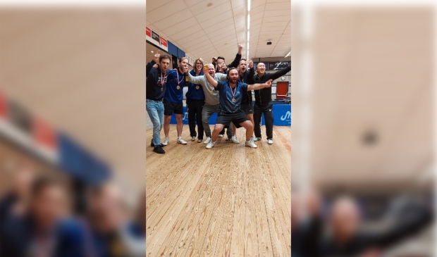 <p>BIT.nl 1 en 2 vieren kampioenschap uitbundig</p>