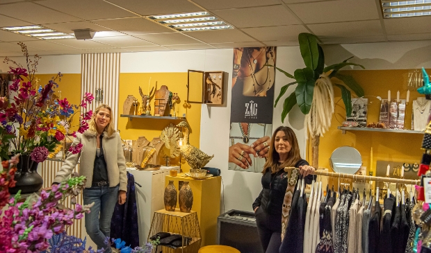 <p>Barbara Virginia en Paulien Reus zijn superblij met hun nieuwe stek op de Binnenweg in Heemstede</p>