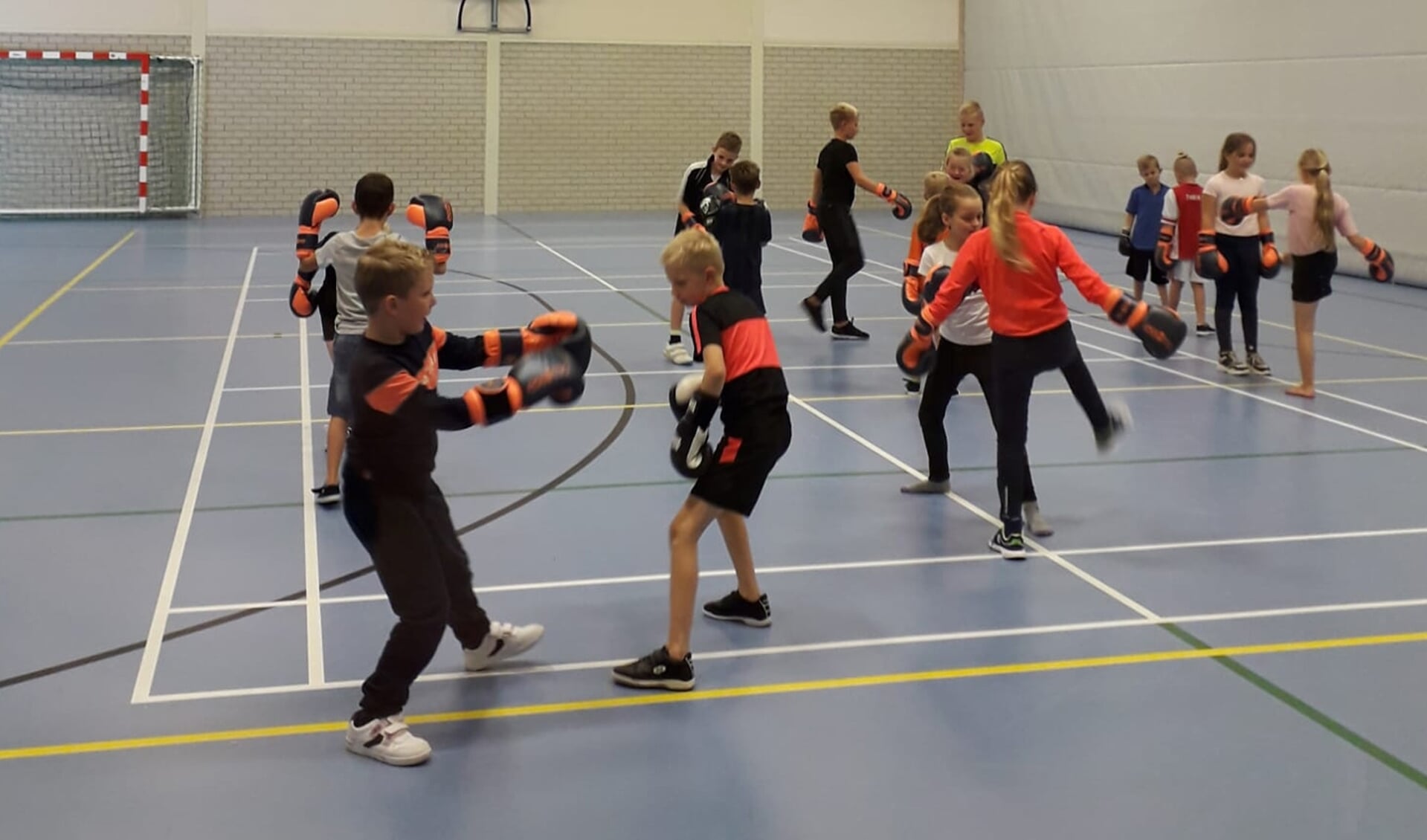 Kickboksen is één van de sporten die in Wekerom wordt aangeboden bij het succesvolle SAM Multisport Junior. Maar liefst 30 kinderen nemen deel aan dit sportprogramma in het dorp.