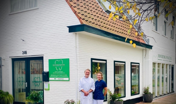 <p>Dana van Diggelen en tandarts Kees Dilg voor het frisse pand van Mondzorgpraktijk Haarlem Noord aan de Rijksstraatweg.</p>
