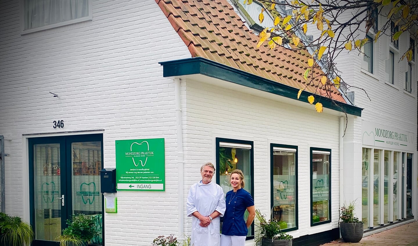 Dana van Diggelen en tandarts Kees Dilg voor het frisse pand van Mondzorgpraktijk Haarlem Noord aan de Rijksstraatweg.