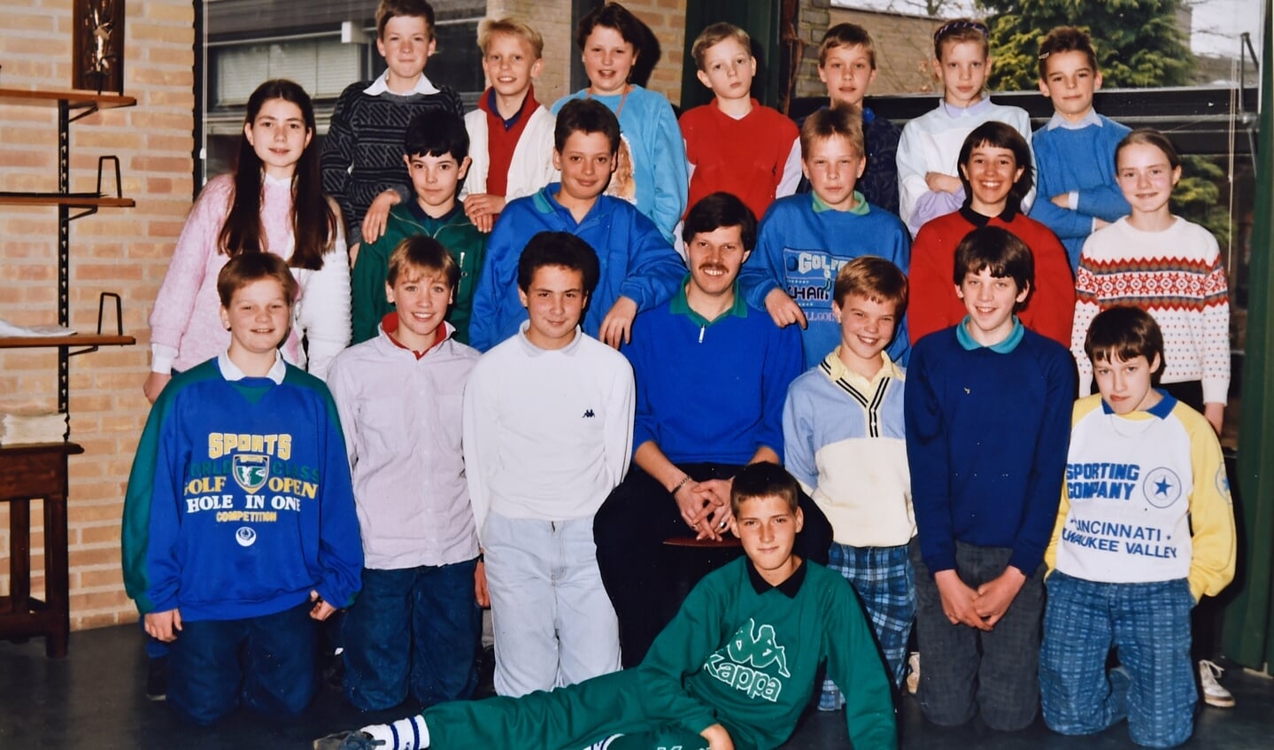1987: in de zesde klas bij meester Dick Vos. Theun van den Hengel staat rechts boven. Links voor hem, in rode trui, Stephanie Carton.