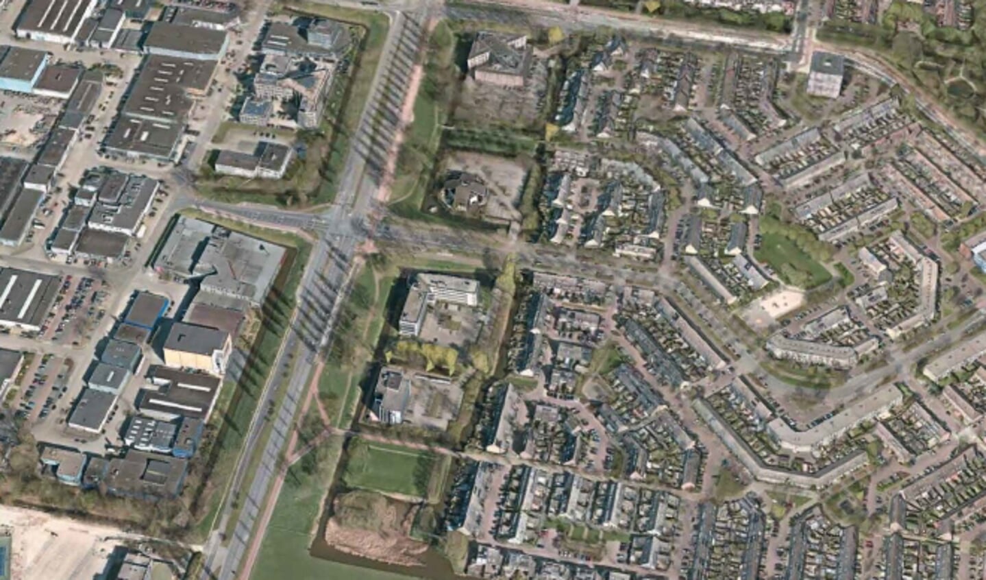 De ontwikkelzone aan Bovenkerkerweg-Oost ligt tussen bedrijventerrein Legmeer (links) en Middenhoven (rechts).