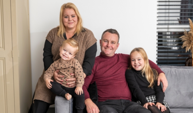 <p>Mark en Thina van Middendorp met kinderen Isa en Cas.</p>