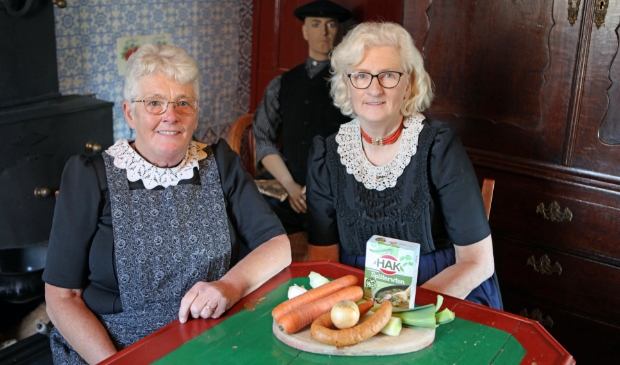 <p>Jannie van de Streek en Bettie van Hattem (r) met een deel van de ingrediënten voor de zelfgemaakte rijk gevulde erwtensoep.</p>