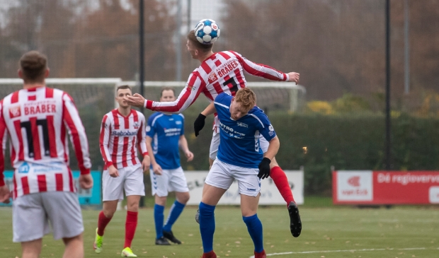 <p>Hoge ballen naar voren kwamen meestal niet aan</p>