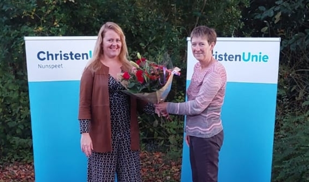 <p>Jennifer Elskamp (l.), lijsttrekker van de ChristenUnie Nunspeet, wordt in de bloemen gezet.</p>