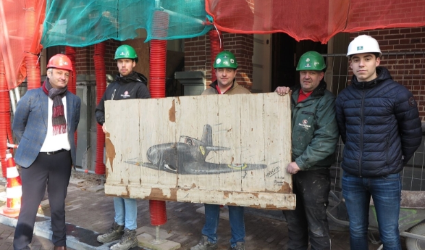 <p>De wandtekening is door Salverda geschonken aan het Verzetsmuseum.</p>