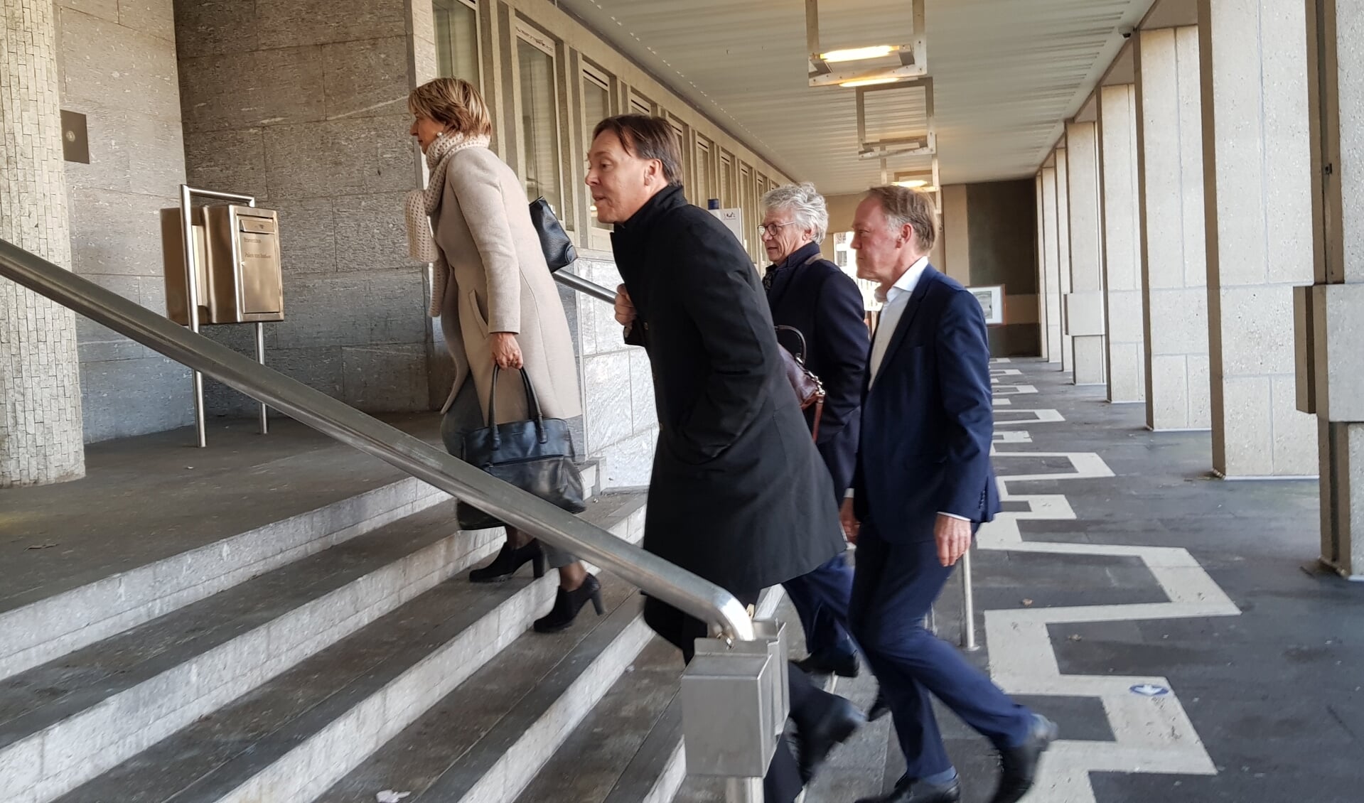 Commissaris van de Koning John Berends met onder anderen advocaat Tom Barkhuysen en zijn woordvoerder bij de rechtbank.