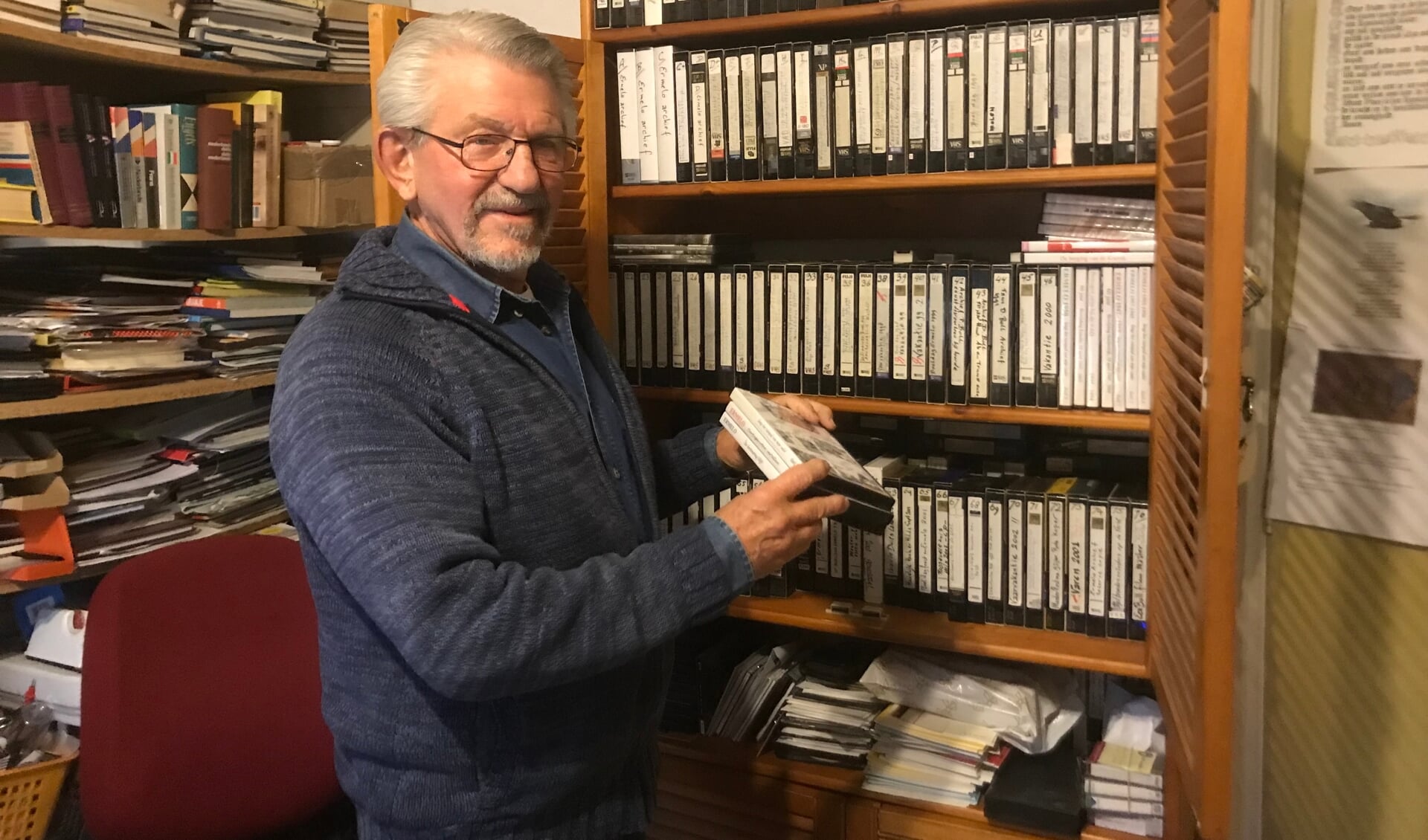 Dick Boll, met de beelden van vele videobanden maakt hij films over Oud-Ermelo.