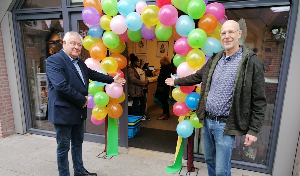 Bert de Wilde (links) en Paul Frijling van Kringloopcentrum Spullenhulp nodigen uit om te shoppen in de derde kringloopwinkel.