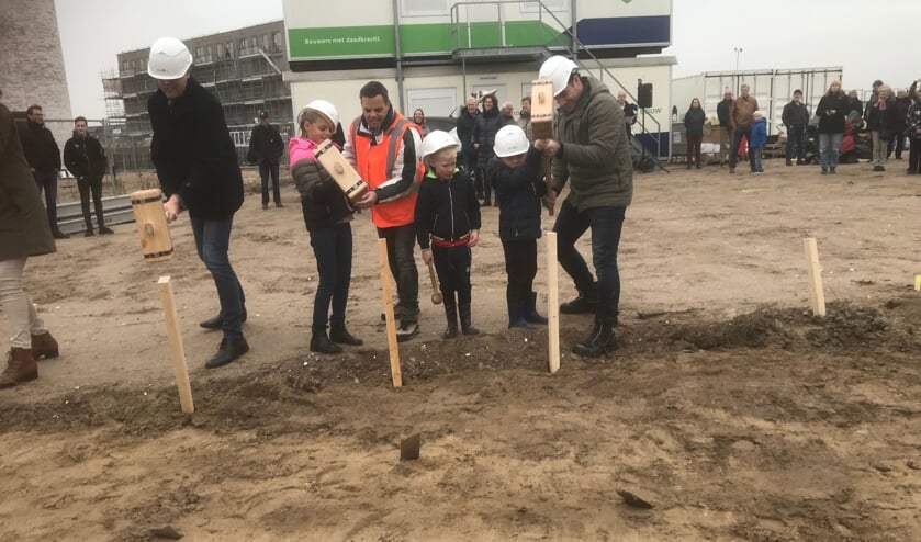 Diverse groepjes gemeenteleden mochten helpen bij het slaan van de 'eerste' palen