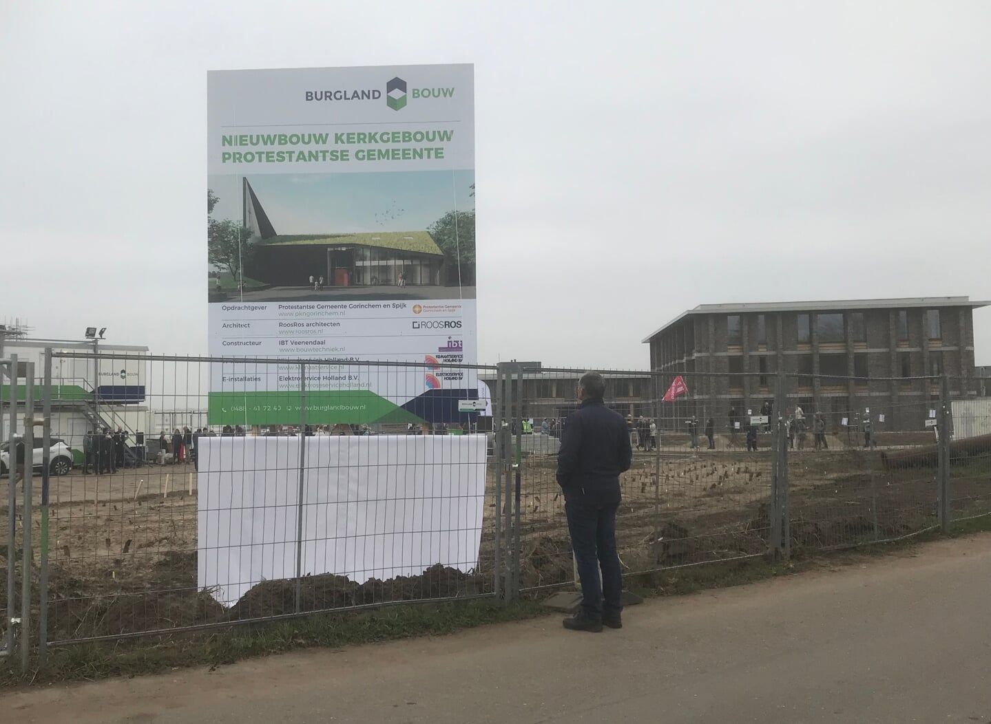 Het bouwbord aan de Dalemseweg werd onthuld door Jos Maris van Kees van As