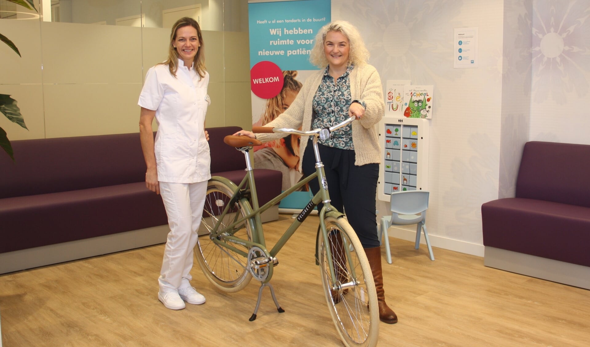 Daisy Vlieghuis ontving een prachtige fiets van Dental Clinics Leusden.