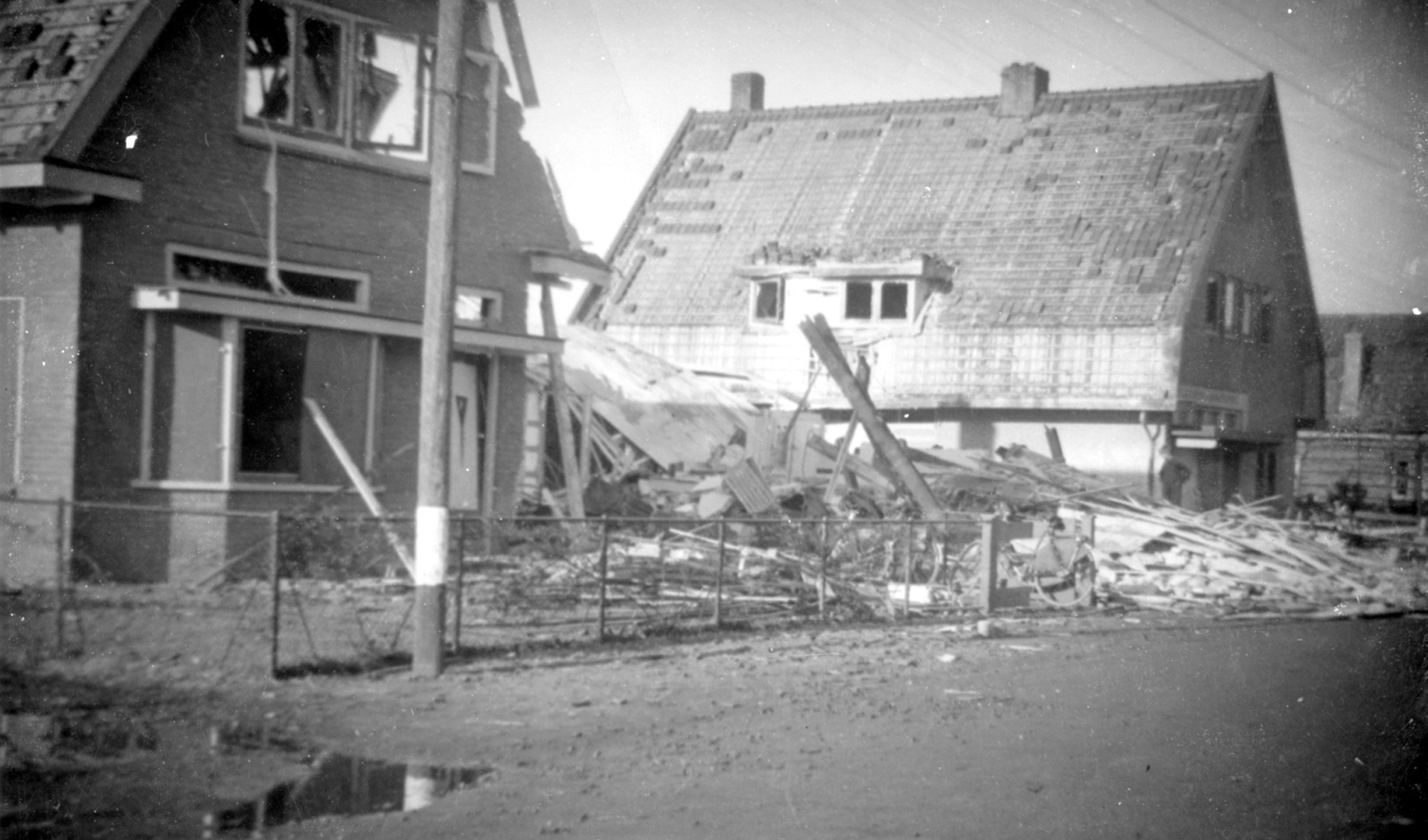 1941: Postweg 39 en omliggende huizen lopen grote schade op door luchtaanvallen van de Duitsers.