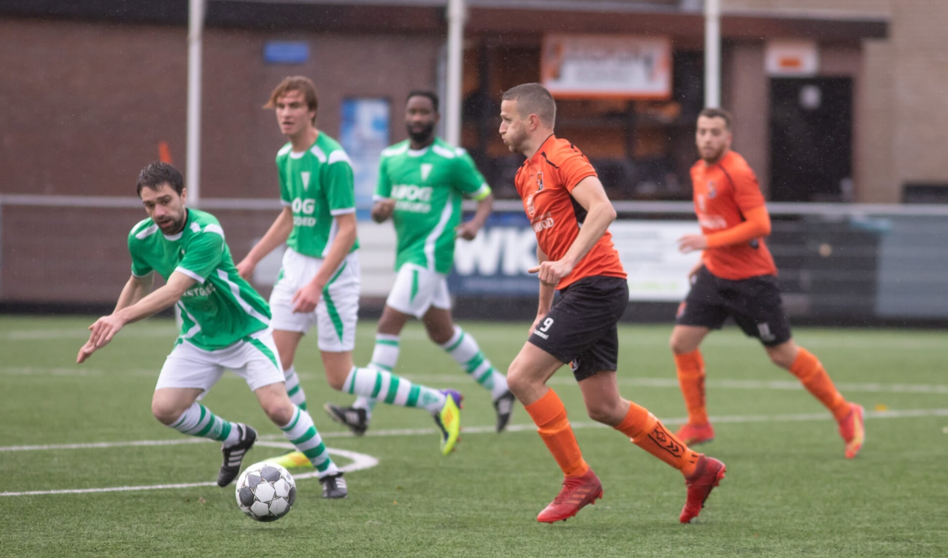 Yoeri Bos rukt op met de bal, de spits was zaterdag tweemaal trefzeker voor TOV. 