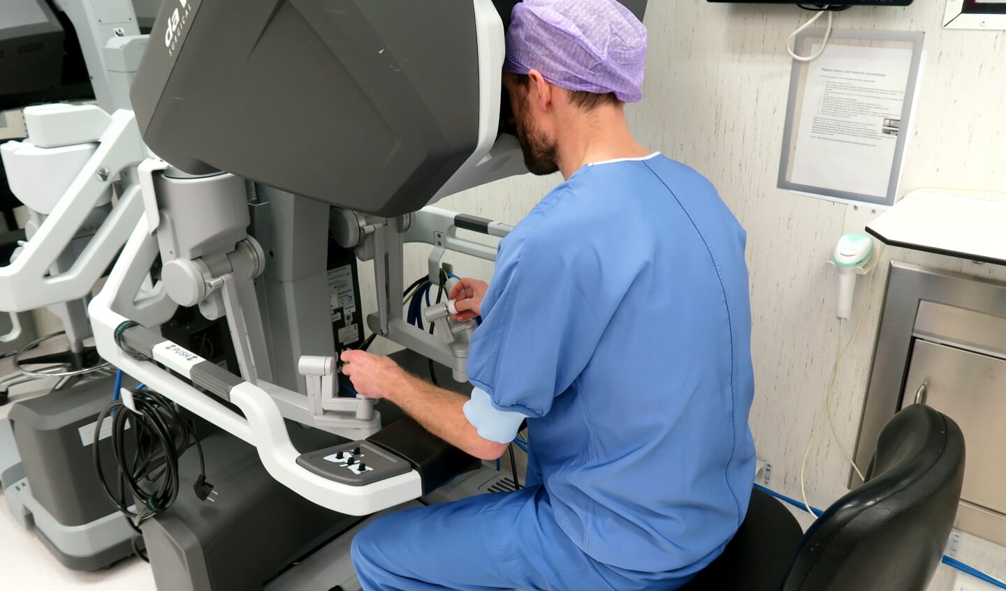 Uroloog Flip Jansen in de Da Vinci operatierobot